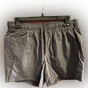 Green cargo shorts size medium excellent condition size medium